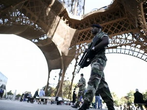 Pháp tăng cường an ninh tại các địa điểm công cộng. (Nguồn: Getty Images)