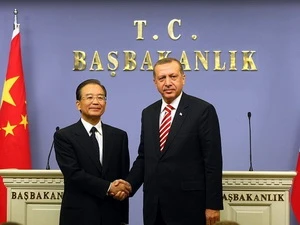 Thủ tướng Trung Quốc Ôn Gia Bảo và Thủ tướng Thổ Nhĩ Kỳ Recep Tayyip Erdogan trong cuộc gặp ngày 8/10. (Nguồn: Getty Images)