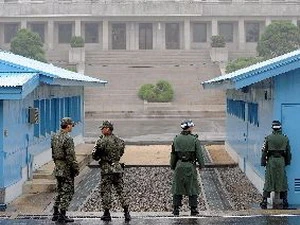 Binh sỹ Hàn Quốc và Triều Tiên gác tại làng đình chiến Panmunjom, khu phi quân sự giữa Triều Tiên và Hàn Quốc. (Nguồn: AFP/TTXVN)