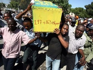 Biểu tình phản đối lực lượng gìn giữ hòa bình của Liên hợp quốc tại thủ đô Port-au-Prince. (Nguồn: AFP/TTXVN)