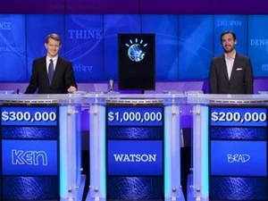 Hai cựu vô địch Ken Jennings và Brad Rutter thi tài cùng máy tính Watson trong chương trình Jeopardy. (Nguồn: AP) 