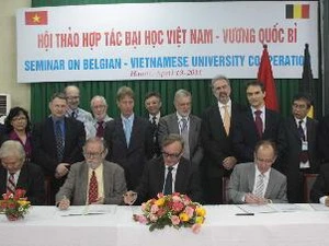 Hiệu trưởng các trường đại học lớn của Bỉ và Việt Nam tham dự hội thảo và ký kết các thỏa thuận hợp tác đào tạo. (Ảnh: Bích Ngọc/TTXVN)