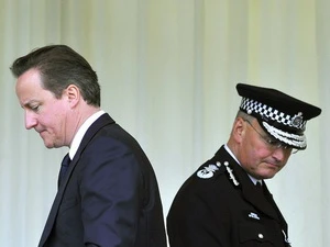 Giám đốc Cảnh sát London Paul Stephenson và Thủ tướng Anh David Cameron. (Nguồn: Reuters)