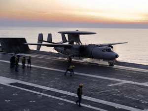Máy bay do thám AWACS cũng tham gia cuộc tập trận chung. (Nguồn" Getty Images)