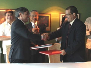 Tổng Giám đốc TTXVN và Chủ tịch PL tại lễ ký thỏa thuận. (Ảnh: Hoài Nam/TTXVN)