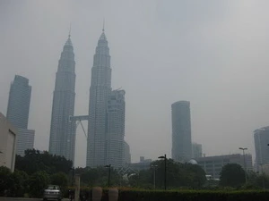 Kuala Lumpur chìm đắm trong khói bụi. (Ảnh: Xuân Triển/Vietnam+)