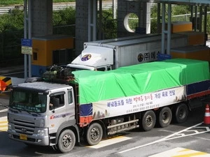 Xe tải chở bột mỳ của Hàn Quốc viện trợ cho Triều Tiên khắc phục hậu quả lũ lụt năm 2010. (Nguồn: Yonhap/TTXVN)