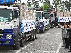 Một đoàn xe chở hàng viện trợ cho Triều Tiên. (Nguồn: YONHAP/TTXVN)