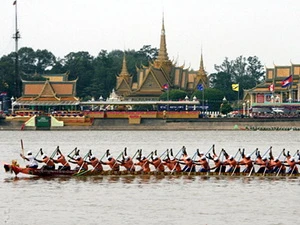 Đua thuyền trên sông Tonle Sap. (Nguồn: AP)