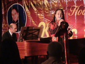 Ca sỹ Hoàng Lan và nghệ sỹ piano Olivier Salon tại buổi biểu diễn. (Ảnh: Lê Hà/Vietnam+)