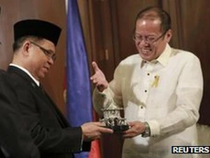 Tổng thống Benigno Aquino và thủ lĩnh MILF Murad Ebrahim. (Nguồn: Reuters)