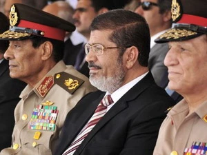 Ông Hussein Tantawi (trái), Tổng thống Ai Cập Mohamed Morsi (giữa) và Tướng Sami Anan. (Nguồn: AP)