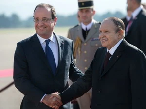 Tổng thống Pháp François Hollande và Tổng thống nước Algeria Abdelaziz Bouteflika. (Nguồn: AFP)