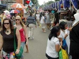 Du khách đến thăm quan mua sắm tại Jakarta. (Nguồn: doaaraku.com)