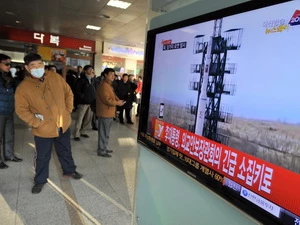 Người dân Hàn Quốc theo dõi vụ phóng tên lửa của Triều Tiên trên truyền hình. (Nguồn: AFP/TTXVN)