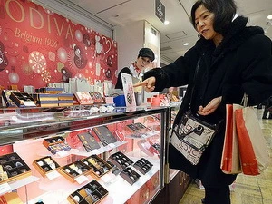 Phụ nữ Nhật mua chocolate tại Tokyo. (Nguồn: AFP)