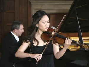 Nữ nghệ sỹ Kim Min Jin biểu diễn cùng chiếc đàn Stradivarius. (Nguồn: koreaherald.com)