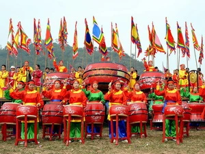 Đội trống nữ làng Đọi Tam. (Ảnh: Thanh Hà/TTXVN)
