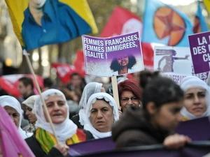 Một cuộc tuần hành phản đối tình trạng bạo hành đối với phụ nữ ở Pháp. (Nguồn: AFP/TTXVN)
