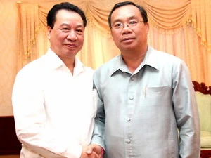Ông Cheung Sombounkhan tiếp ông Phùng Hữu Phú. (Ảnh: Hoàng Chương/Vietnam+)