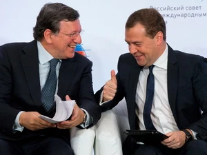 Thủ tướng Nga Dmitry Medvedev và Chủ tịch EC Manuel Baroso tại lễ ký kết. (Nguồn: AP)