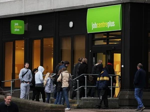 Người dân xếp hàng tìm kiếm việc làm ở Anh. (Nguồn: AFP/TTXVN)