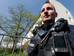 Một cảnh sát Pháp trong chiến dịch truy quét. (Nguồn: Reuters)