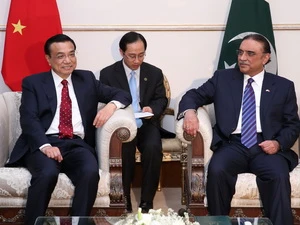 Tổng thống Pakistan Asif Ali Zardari và Thủ tướng Trung Quốc Lý Khắc Cường. (Nguồn: THX/TTXVN)