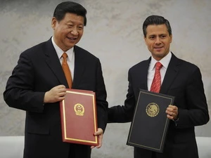 Tổng thống Mexico Enrique Pena Nieto và Chủ tịch Trung Quốc Tập Cận Bình sau lễ ký các hiệp định hợp tác song phương. (Nguồn: AFP/TTXVN)