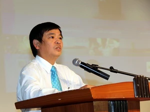 Tiến sỹ Phạm Ngọc Kỳ kể lại chuyến đi Trường Sa. (Ảnh: Văn Long/Vietnam+) 