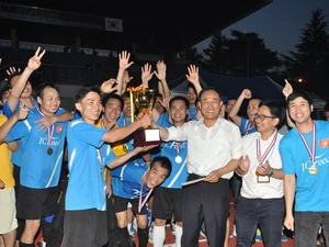 Giáo sư Park Kyun-ik trao Cúp Vô địch cho đội tuyển bóng đá Nam của Đại học Chungnam. (Ảnh: Việt Cường/Vietnam+)