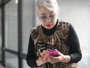 Cụ bà Etsuko Ogiso, 77 tuổi, sử dụng chiếc iPhone 4S trong một lớp học ở Tokyo. (Nguồn: Bloomberg)