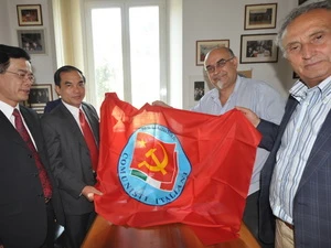 Tổng biên tập Vũ Văn Phúc (thứ 2 bên trái) và các lãnh đạo đảng Những người Cộng sản Italy. (Ảnh: Minh Đức/Vietnam+)