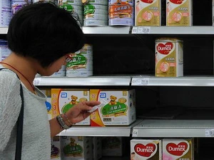 Các sản phẩm sữa có sử dụng nguyên liệu của Fonterra bày bán tại siêu thị ở Trung Quốc. (Nguồn: AFP)