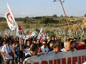 Người dân Sicily biểu tình phản đối xây căn cứ. (Nguồn: demotix.com)