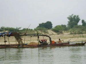 Sạt lở nghiêm trọng trên sông Đáy do nạn "cát tặc" 