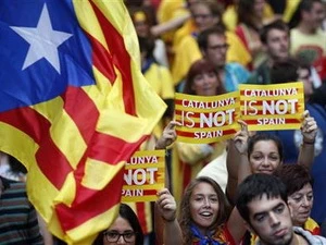 Người dân Catalonia biểu tình đòi ly khai. (Nguồn: Reuters)