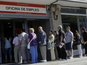 Người thất nghiệp xếp hàng tìm việc làm. (Nguồn: pressmedya.com)