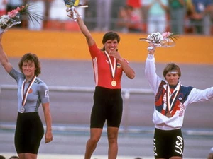 Salumae trên bục nhận huy chương vàng tại Thế vận hội 1988 tại Seoul. (Nguồn: trackcyclingnews.com)