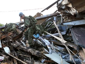 Lực lượng phòng vệ mặt đất Nhật Bản tìm kiếm người sống sót trong vụ lở đất ở đảo Oshima ngày 16/10. (Nguồn: AFP/TTXVN)
