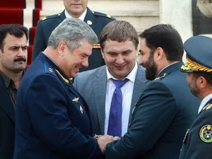 Chuẩn tướng Farzad Esmaili (phải) và Trung tướng Viktor Bondarev. (Nguồn: Press TV)