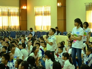 Các em học sinh trường tiểu học dân lập Đoàn Thị Điểm, Hà Nội trả lời các câu hỏi về thí nghiệm. (Nguồn: Vietnam+)