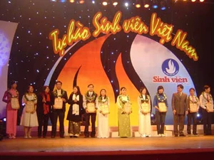 Sinh viên nhận giải Sao tháng Giêng năm học 2008-2009. (Ảnh: Internet).