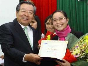 Sinh viên nhận Học bổng Samsung tại Đại học Bách khoa Hà Nội chiều nay, ngày 14/1/2010. (Ảnh: Bích Ngọc/TTXVN).