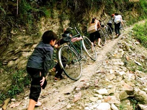 Học sinh tiểu học huyện Sìn Hồ, Lai Châu vượt núi đến trường. (Ảnh: Báo ảnh Việt Nam).