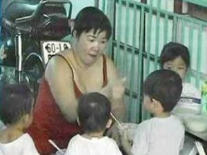 Hình ảnh hành hạ trẻ gây "sốc" của bảo mẫu Quảng Thị Kim Hoa. (Ảnh: Internet). 