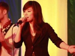 Thí sinh tham dự thi hát tiếng Pháp 2011. (Ảnh: Internet) 