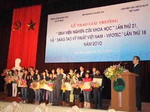 Lễ trao giải thưởng "Sinh viên nghiên cứu khoa học" và giải "Sáng tạo Kỹ thuật Việt Nam - VIFOTEC" năm 2010. (Ảnh: Internet)