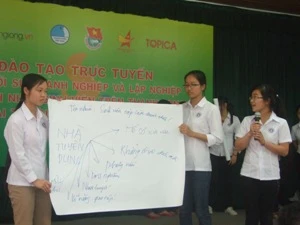 Sinh viên Đại học Hải Phòng thuyết trình ý tưởng với các "thầy" doanh nhân. (Ảnh: Phạm Mai/Vietnam+).