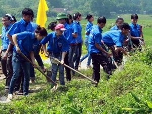 Thanh niên tham gia xây dựng đường nông thôn. (Ảnh: TTXVN)